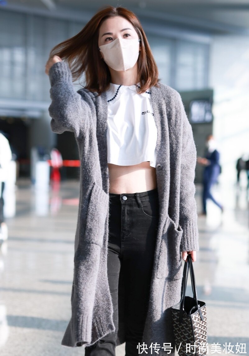 露脐装|阿Sa为秀身材太拼了,大冷天穿露脐装,看到马甲线被惊艳到