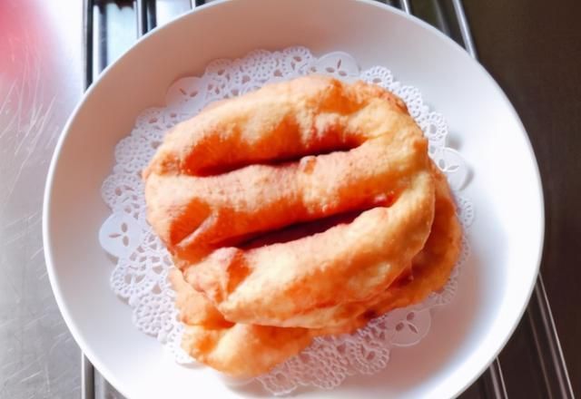 面粉这做法最好吃了,香酥松软且各个鼓起,比油条好吃更好做