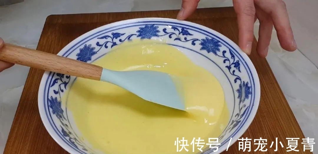 4个鸡蛋，1袋牛奶，冰箱里一放，做出特色雪花，吃过就念念不忘