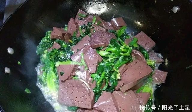 菠菜炒猪血,价钱便宜味道好!炒前多一步,菠菜翠绿无涩味