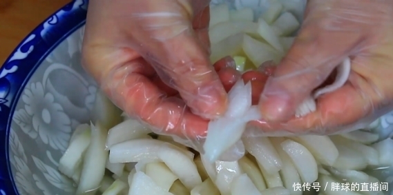 酒店秘制腌萝卜做法,不用水不用油,一晚上腌好,酸辣香嘎嘣脆