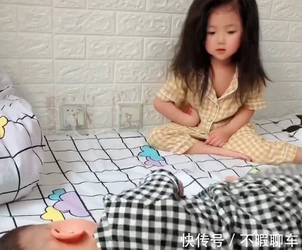 两个娃|“超霸道姐姐”欺负弟弟火了,最后魔性的笑声示意打弟弟要趁早