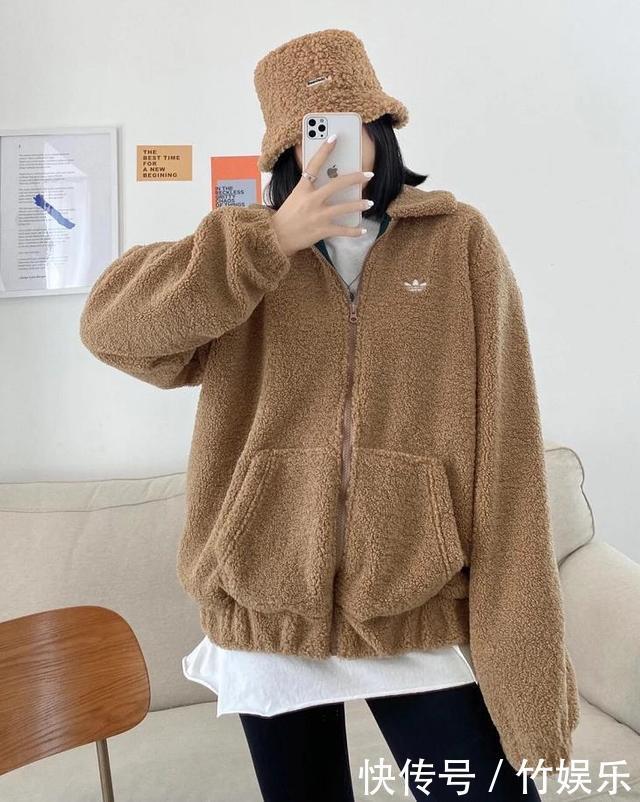 冬季有种穿搭正火，叫“摇粒绒外套+阔腿裤”，这么穿显瘦又休闲