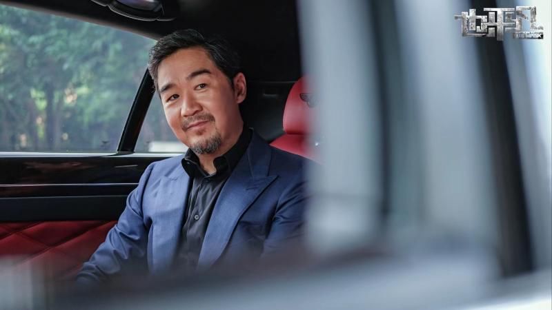 《也平凡》12月6日东方卫视开播 郑恺、张国立、林峯上演黑白对决