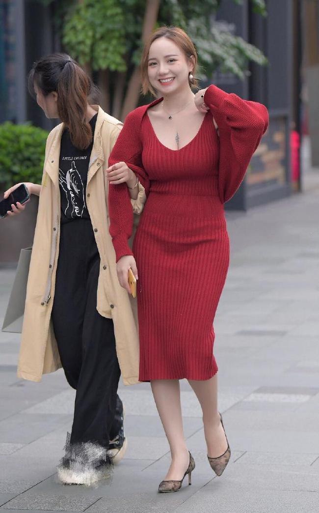 针织裙|红色针织裙的爱笑美女,个性穿搭好时尚,街头的靓丽风景