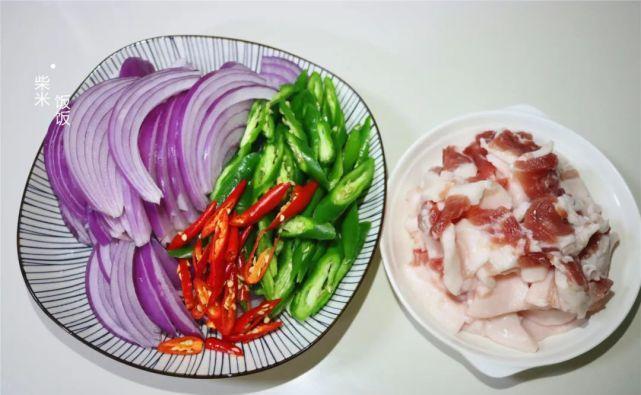 这道菜简单又好吃，大火快炒，几分钟上桌，香辣开胃吃不够