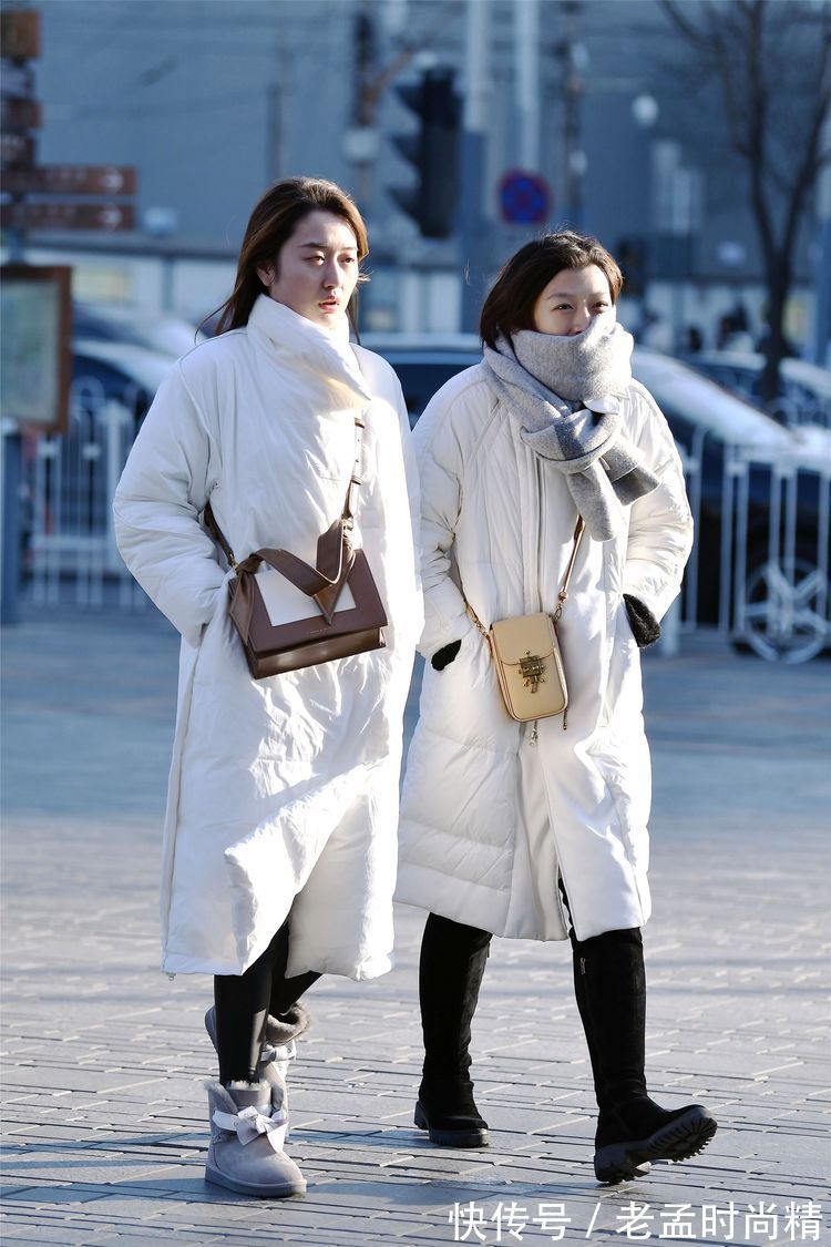 羽绒服 街拍:小姐姐蓝紫色的羽绒服,搭配黑色裙子和打底裤,时尚靓丽!