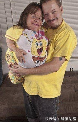 美国身高70厘米的袖珍妈妈,身体肿如气球,如今俩孩子