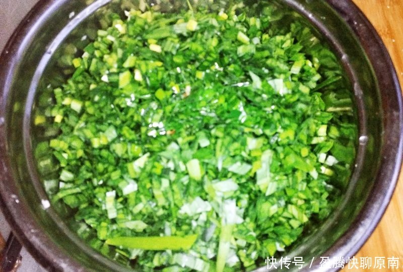 烙韭菜盒，调料施放有讲究!这么做皮酥馅鲜，韭菜翠绿不下汤