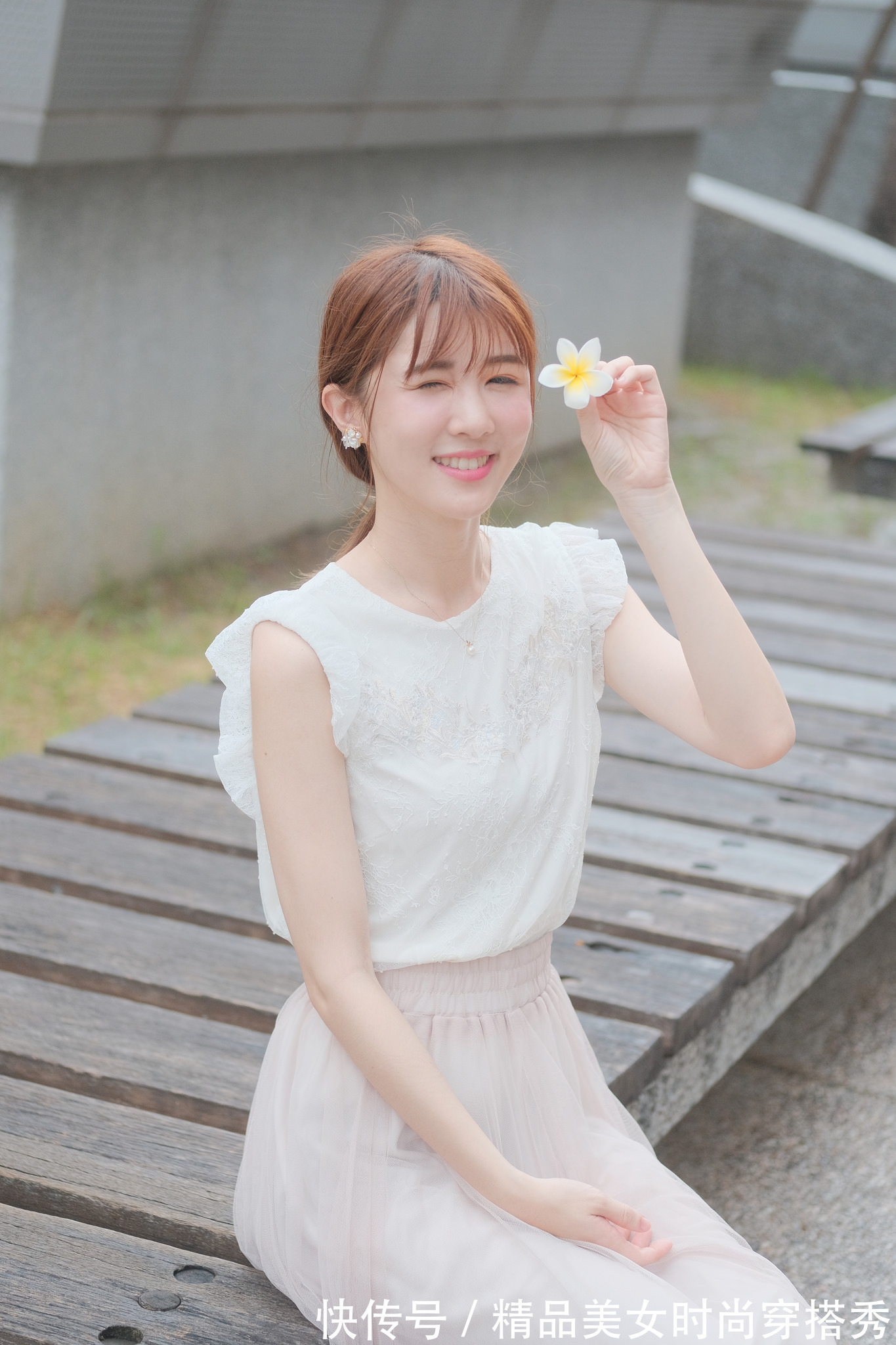 甜美风 白色蕾丝上衣搭配粉色网纱半身裙,甜美优雅