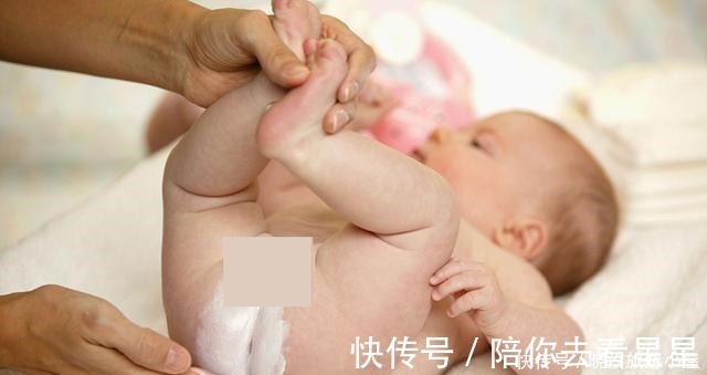 宝宝|宝宝拉臭臭后,第一步用水冲,还是用纸擦看看你做对了没