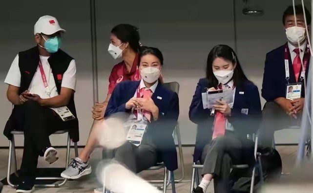 西装|郭晶晶首次直播彻底火!穿运动装太朴实,奥运会上穿裁判服更惊艳