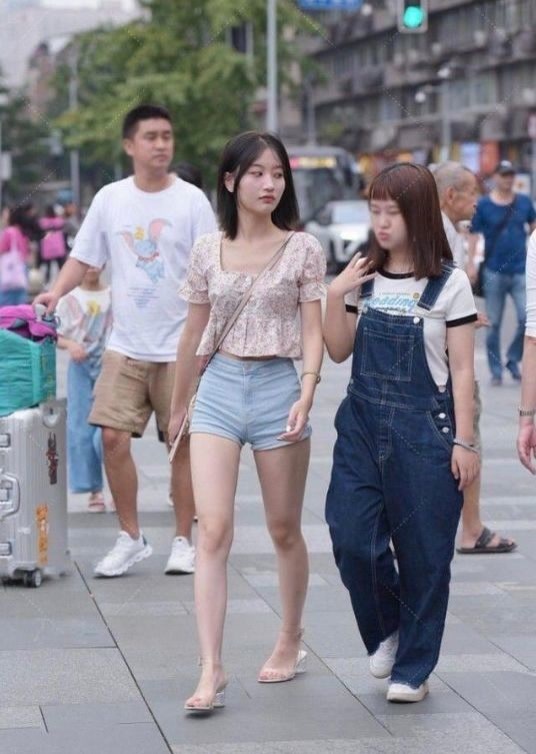 牛仔裤 穿着卡其色,时尚而老成,充满高级感