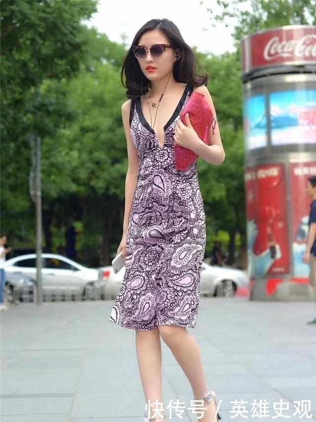 很漂亮|街拍:美女很漂亮,这样不怕发生意外吗?