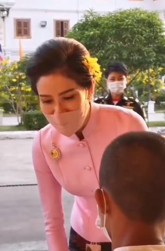 诗妮娜换新造型营业啦！穿粉衣太嫩了，耳边戴黄花更是少女感十足