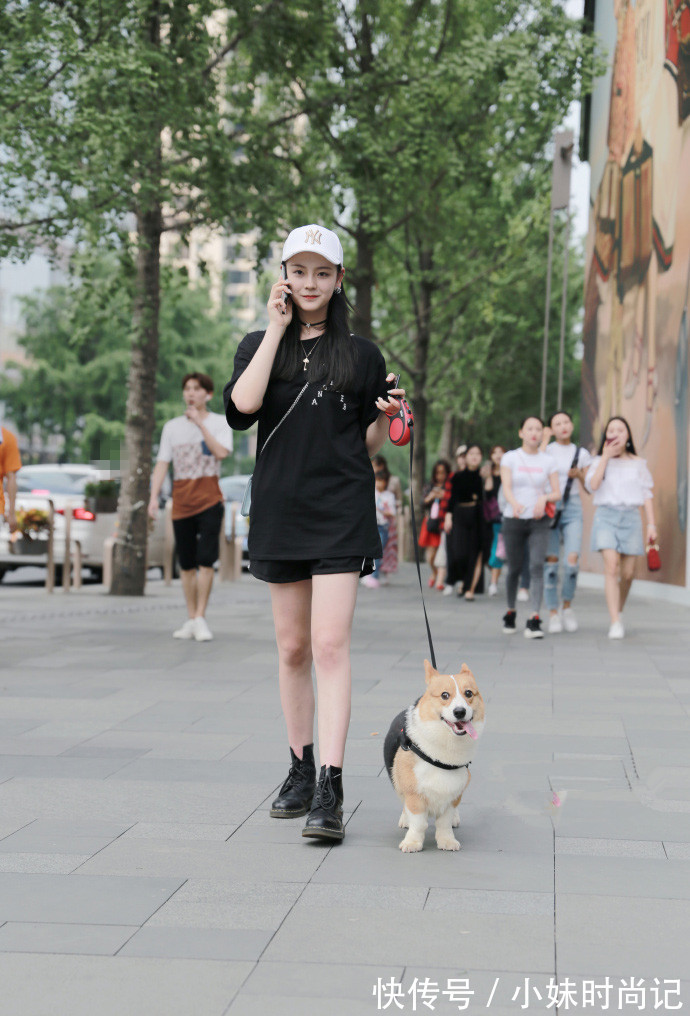 成都街拍,白衬衫搭配黑色短裤,简约大方又不失性感