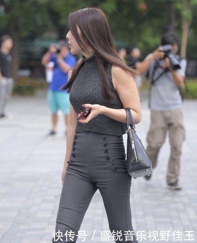 小姐姐|高领深色衬衫搭高腰裤,尤其是上衣无肩设计让穿搭更具女人味