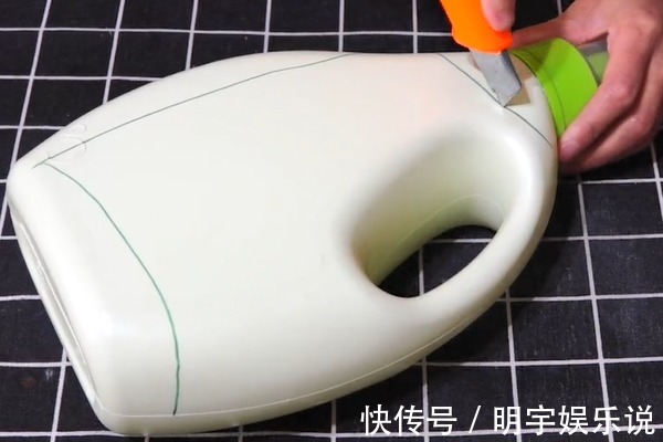 洗衣液瓶子我从来不扔,瓶身这样剪几刀,解决了很多家庭的大烦恼