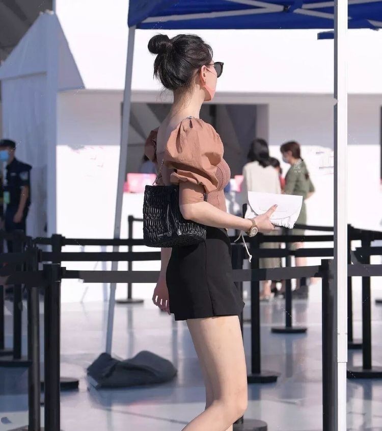 紧身裙 打底裤很适用当今这个节令，穿上去还会显得时尚，让人很有气质感