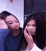 |搞笑美女GIF：这缝隙太大，美女也是挺为难的了！