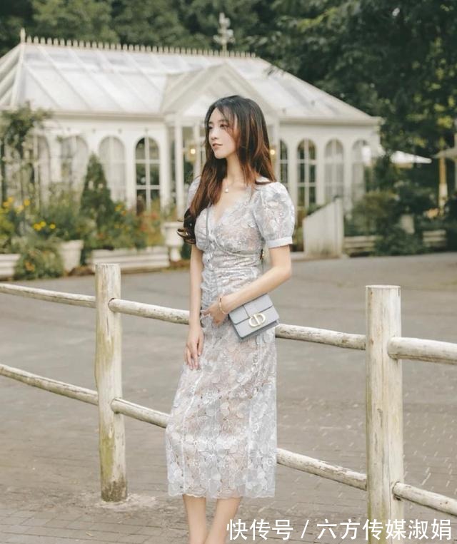 穿搭|t恤＋条纹半身裙，小个子女生如此穿搭，150也能穿出170