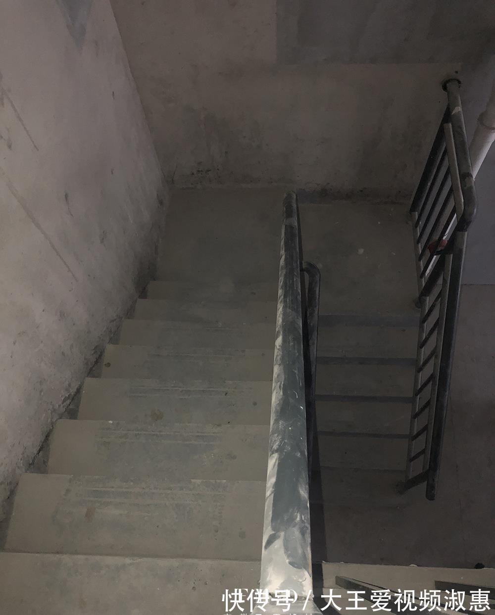 方案|水泥楼梯嫌土也不要敲，不吝啬给出4套装修方案，有品位有颜值