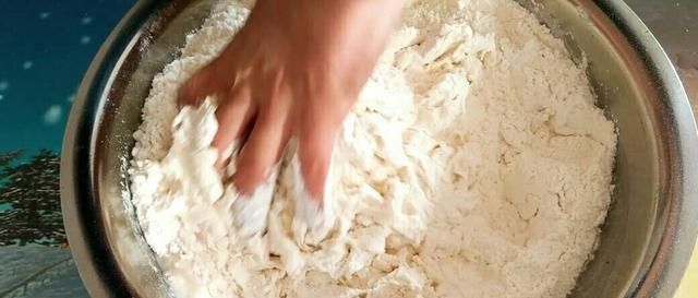 蒸馒头时酵母别直接放,多加这一步,蒸出来的馒头又白又大又劲道