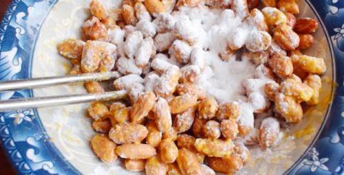 花生米中加1个鸡蛋，吃一次就忘不了，做法简单，年夜饭必备