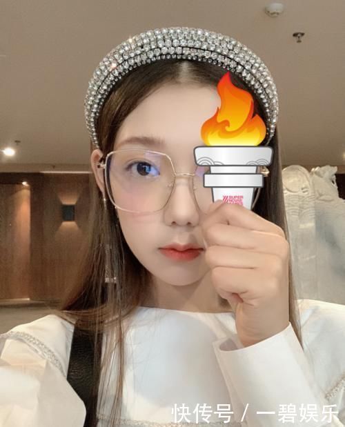 火炬 硬糖少女集体出动传递火炬,其他成员都用手传,唯独刘些宁与众不同