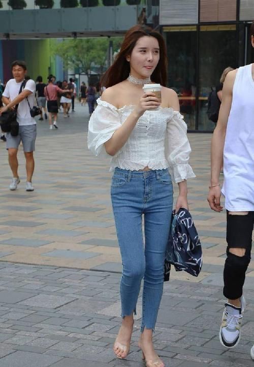 尽显|凹凸有致小姐姐,牛仔裤穿出青春个性,尽显女性线条美