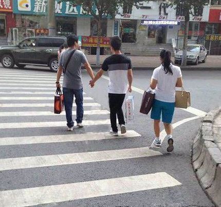 |幽默笑话:上初中的邻桌,学霸兼班花,我一直死皮赖脸的追她