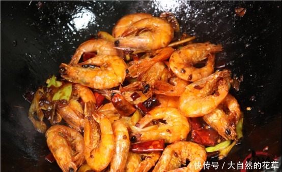 大虾别只会水煮,教你最好吃做法,香辣无腥味,满满一大锅不够吃