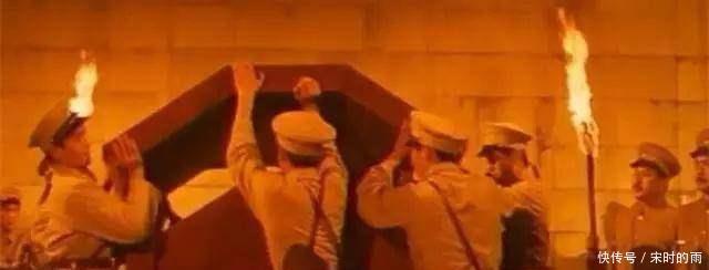 竟成|孙殿英在慈禧墓中发现一件贴身物,嫌太脏扔了,几十年后竟成国宝!