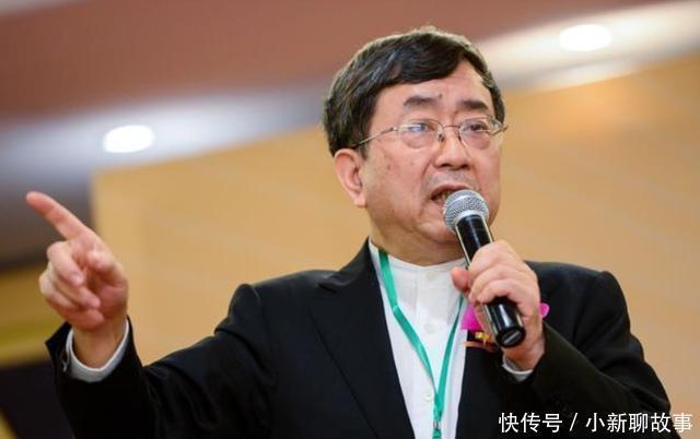 教材!余秋雨水平到底如何易中天评价很犀利,但不及金庸风趣幽默