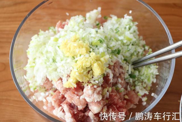 大葱猪肉饺子馅儿怎么调才好吃?北方地道的做法,味香料足真好吃