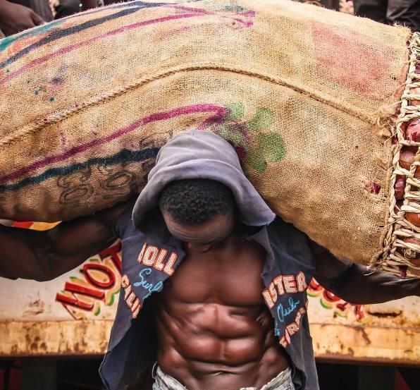 麻包袋|他从没去过健身房, 通过“干活”, 锻炼出一身肌肉!