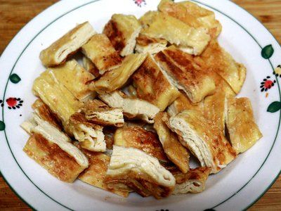 芹菜清爽，豆皮外酥内软，整道料理非常清爽好吃！