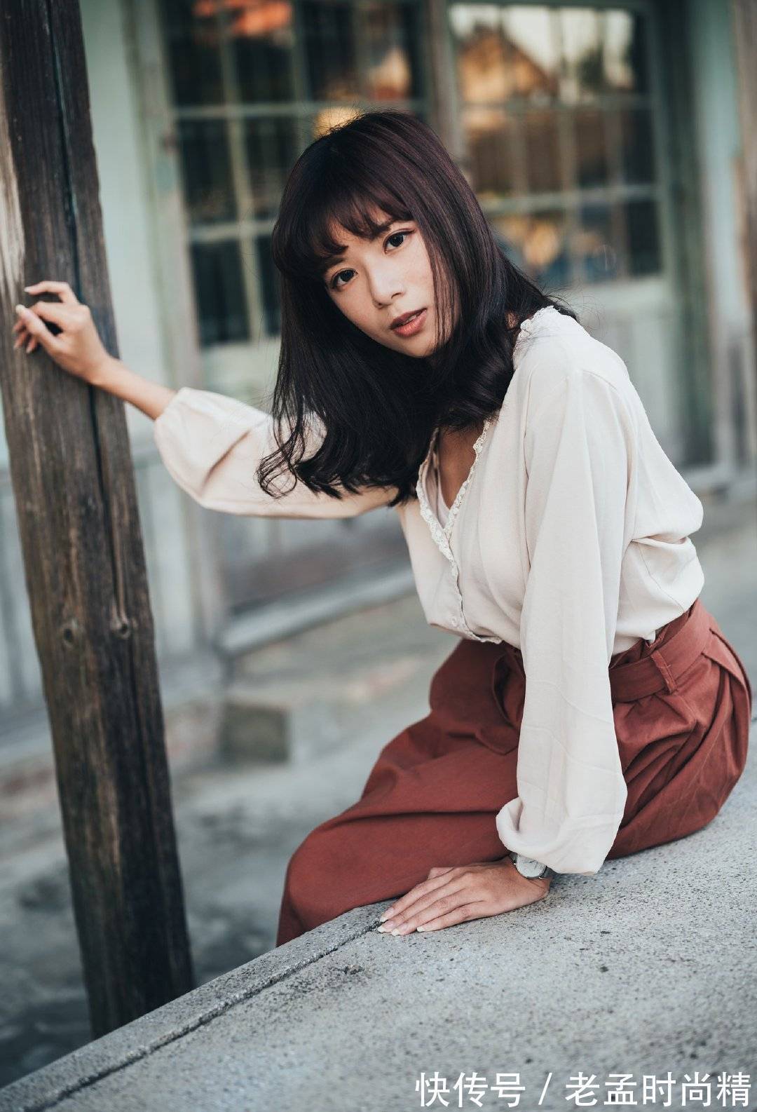 半身裙 雪纺衫设计更加优雅,下搭半身裙,展现出女性优雅文艺的气息