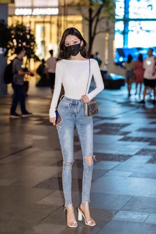 时尚单品的主流，黑色的连衣裙非常显瘦，你心动了吗