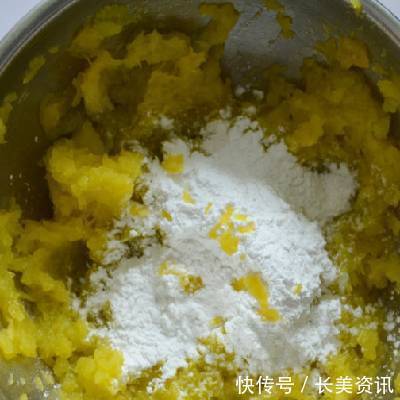 冬天最馋的就是这道南瓜饼,香甜糯口回味无穷,隔壁小孩都馋哭了