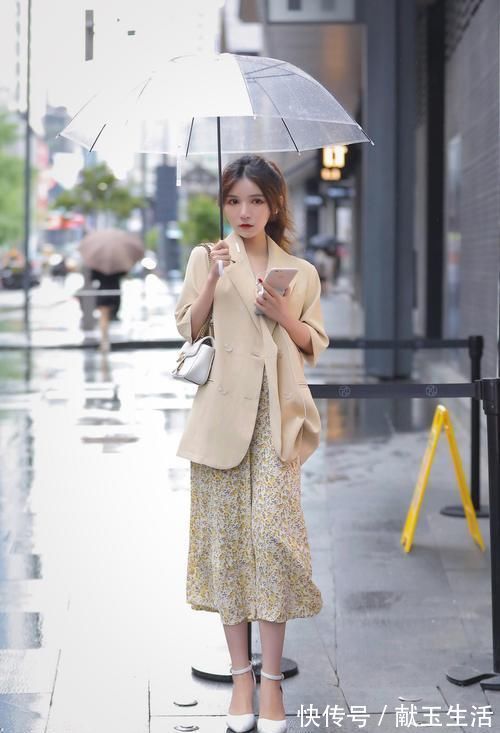小姐姐 伞挡住了阳光和风雨,也给女人带来一种别样的美