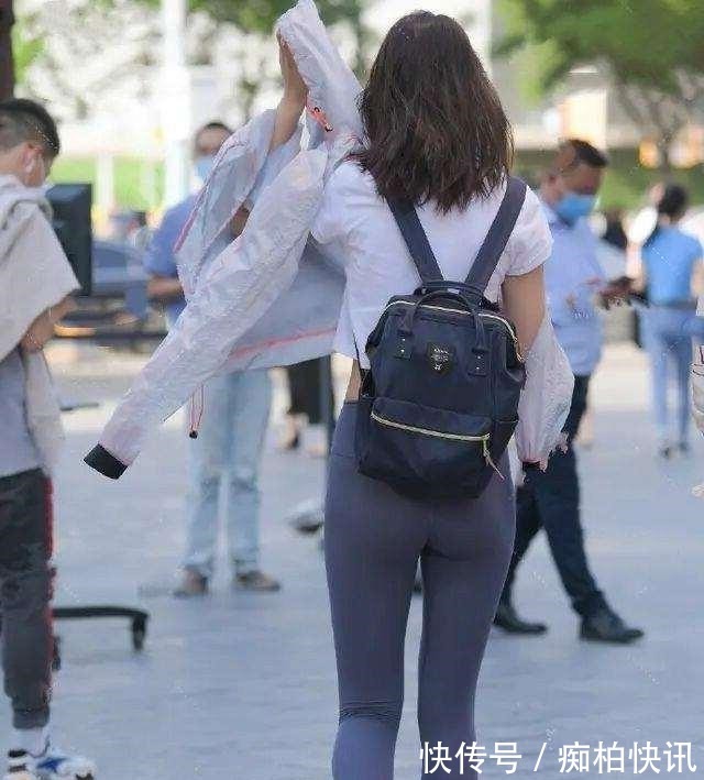 我们来了 丰润紧致的打底裤美女,利落又不乏活力感,衬托精致!