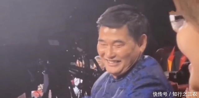 草根|“大衣哥”回《星光大道》当评委遭批,那他当评委够不够资格