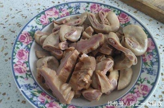 尴尬|饭局上,如果看到这种菜,女人可以少吃,但别多问,否则很尴尬!