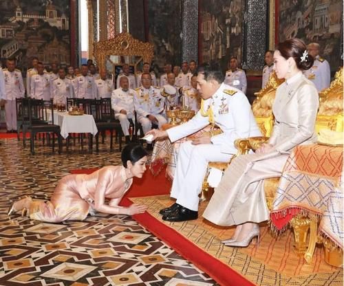 诗妮娜又戴黑珍珠，稀少珠宝比苏提达贵气，穿上传统泰服光彩照人