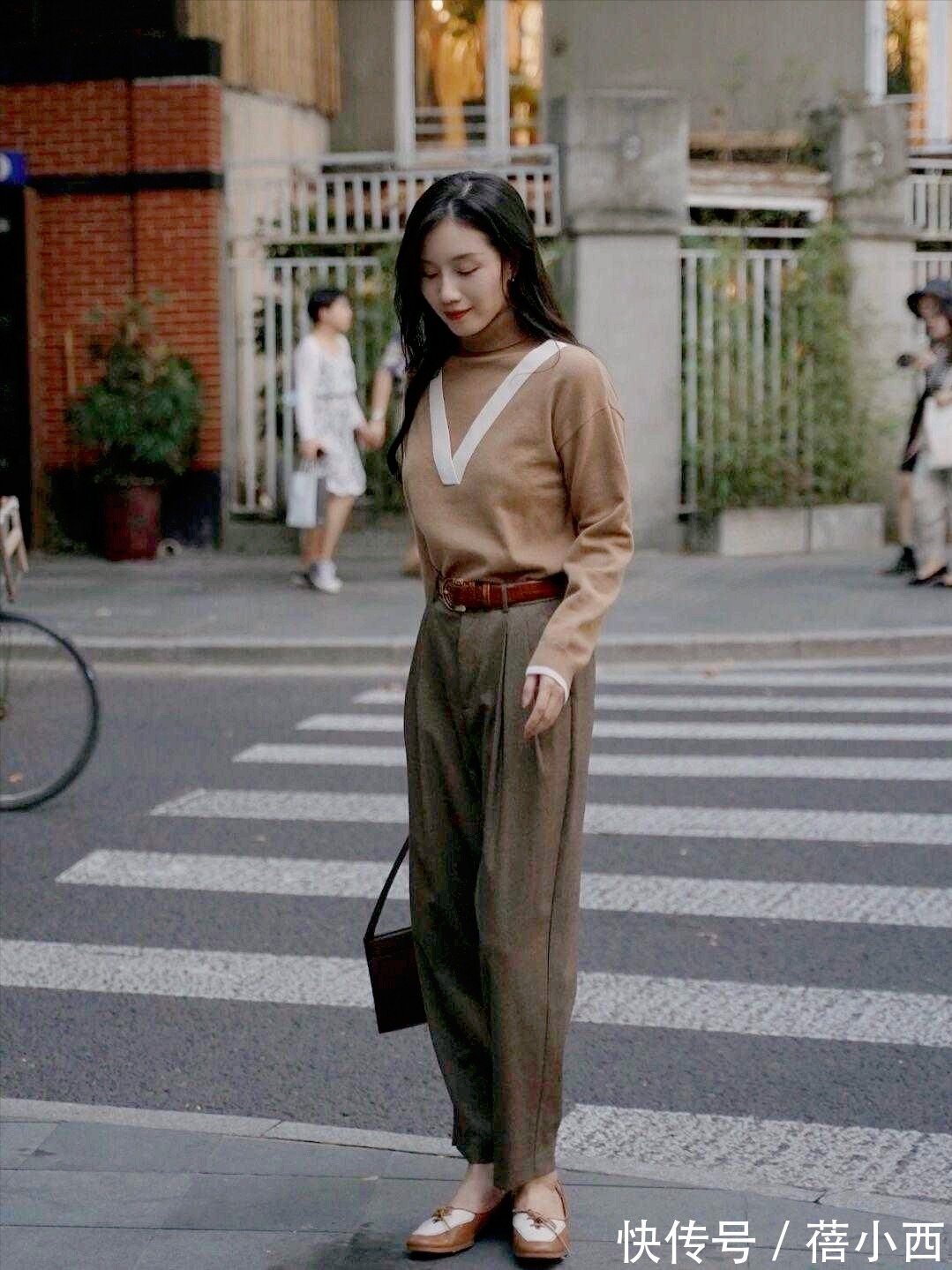 锥形裤|阔腿裤早就out了,今年流行“锥形裤”,搭配针织衫、西装真时髦