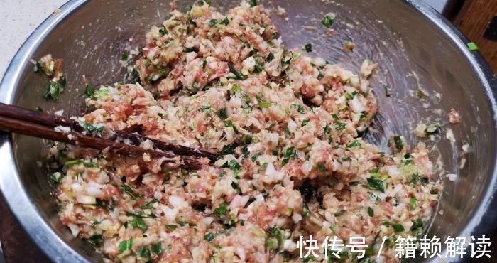 包白菜饺子，记住老师傅的“2放2不放”，饺子鲜嫩多汁，特好吃