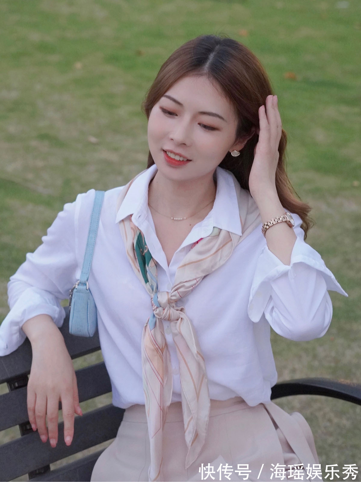 丝巾 基础款白衬衫穿搭,巧用丝巾搭出优雅知性风,很适合上班族