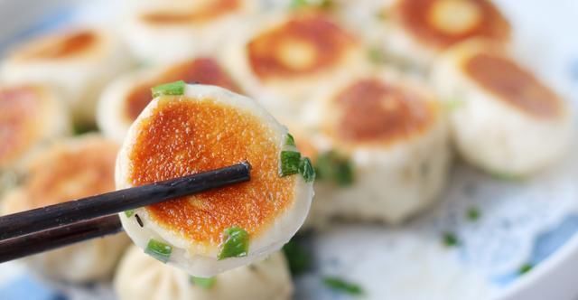 教你做金黄的水煎包，撒上芝麻与葱花，每咬一口都爆汁