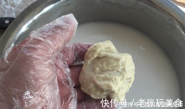 饵料|冬钓大鲫鱼,蚯蚓饵料的升级用法,鱼咬钩更猛,万能钓饵不是盖的